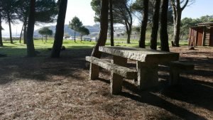 Mesas y bancos de piedra del merendero de Montalvo